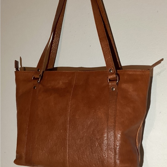 Spikes & Sparrow leather tote, zipper top,12”drop, slip in&zipper inside pockets - Picture 2 of 16